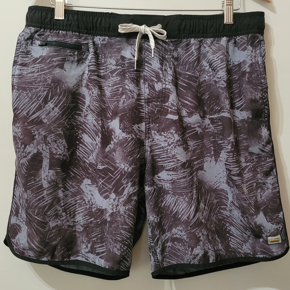 Vuori Banks Oregano Camo Palm Leaf Shorts Size 34 - 7in